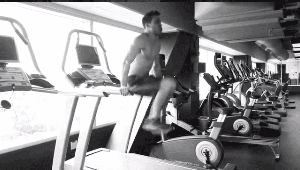 Desde luego el ejercicio es una de las cosas que más disfruta, ya que comparte muchas imágenes haciendo sus rutinas.