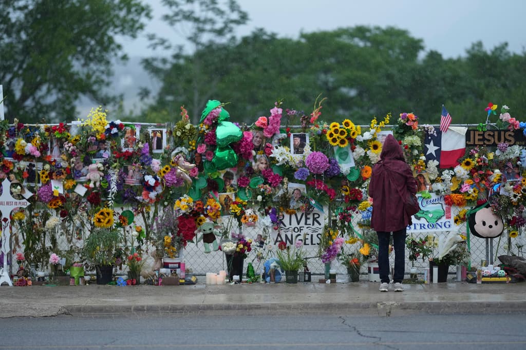 Los visitantes al tributo en memoria de las víctimas de las inundaciones del 4 de julio, esperaban que este domingo, 
<b>las aguas no destruyeran las múltiples manifestaciones de amor y solidaridad.</b>