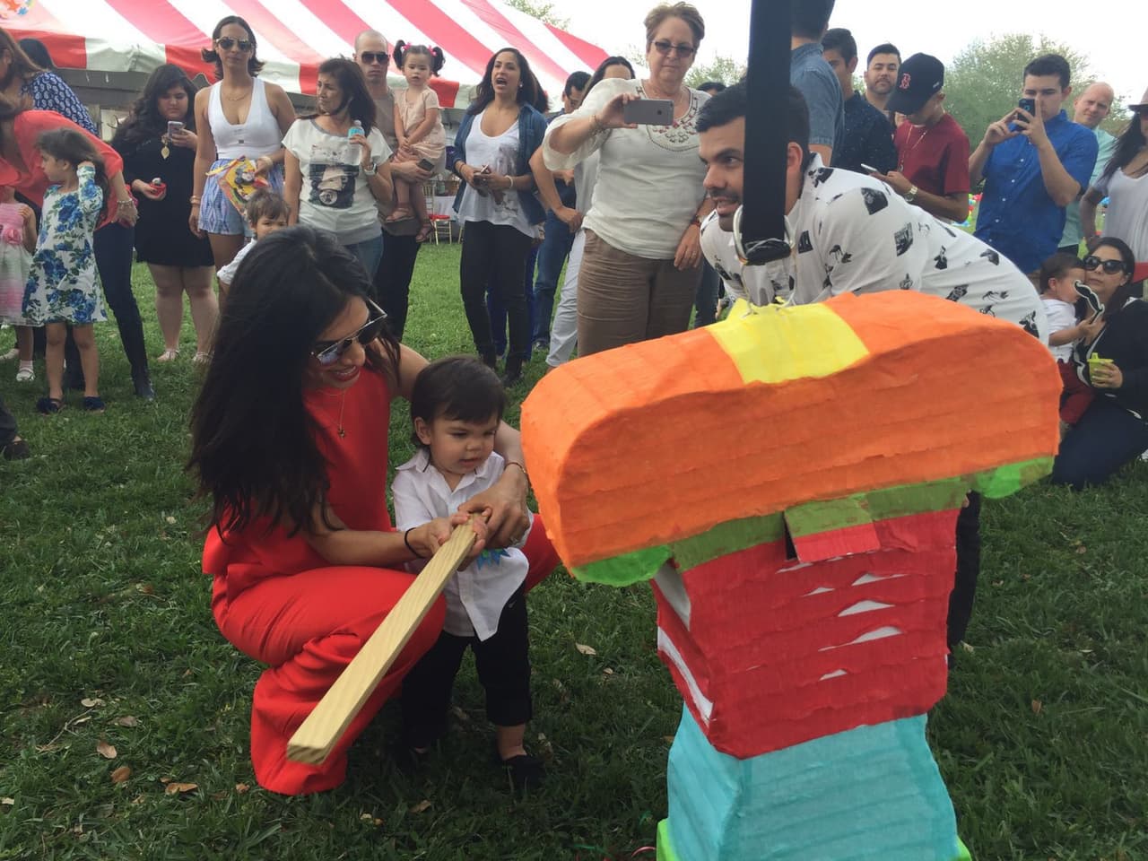 Nuestra primera reina celebró el primer cumpleaños del pequeño Matteo por todo lo alto con una divertida temática circense. Rodeados de amigos y familiares Alejandra y Aníbal lucieron felices junto a su hijo en una celebración que jamás olvidarán.