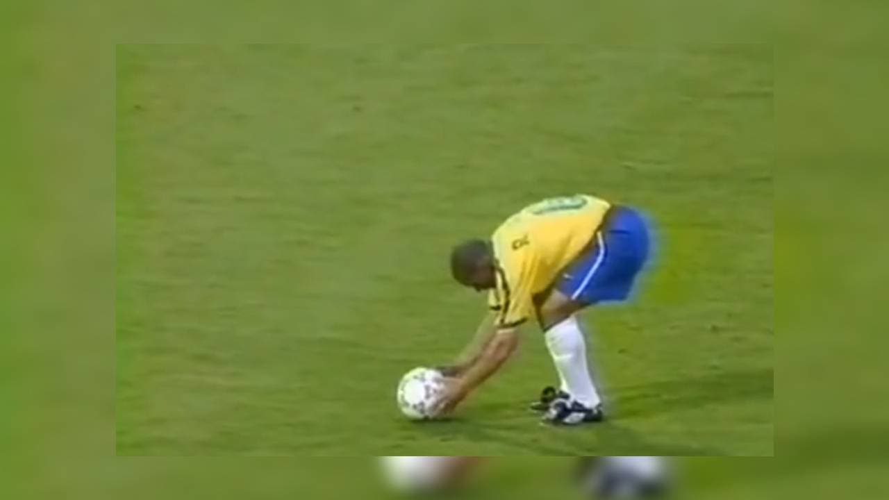 El brasileño se ubicó a 35 metros de Fabien Barthez, el arquero francés. Retrocedió 18 pasos y con la zurda hizo el potente disparo que terminó al fondo de la portería y se quedaría clavado en los anales del futbol.