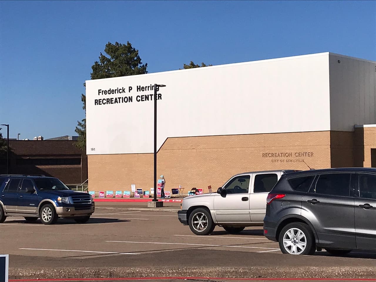 Pero en este día de elecciones las casillas no estaban tan llenas como en las elecciones primarias.
<br>