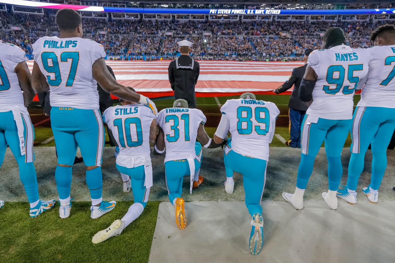 Colin Kaepernick y Eric Reid fueron precursores de la protesta de hincarse en el himno de EEUU.