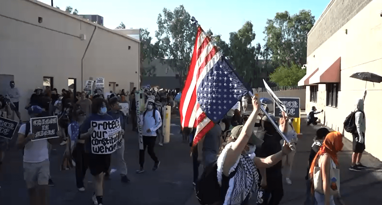 Esto, en sintonía con otras 
<b>movilizaciones que se realizan en distintas ciudades</b> del país, siendo 
<b><a href="https://www.univision.com/local/los-angeles-kmex/extienden-el-toque-de-queda-en-el-centro-de-los-angeles" target="_blank">Los Ángeles</a></b> la más representativa.