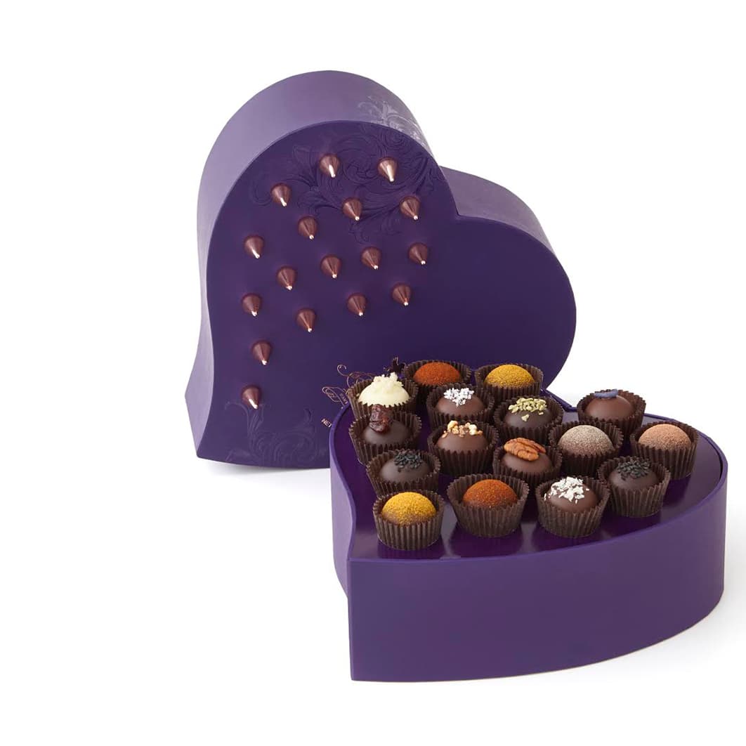 Vosges Haut Chocolat diseñó una caja perforada con clavos de un dorado rosa, que contiene 16 trufas exóticas con especias, raíces, hierbas y flores de todo el mundo. Exotic Truffle Renegade Heart, $55, vosgueschocolate.com