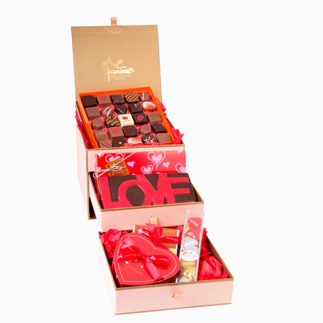 Jacques Torres Chocolate ofrece en cada cajón de esta caja rosa una gran variedad de deleites: barras de chocolate, trufas y muchos corazones. Hacen envíos a todo el mundo. Happily Ever After, $100 USD, mrchocolates.com