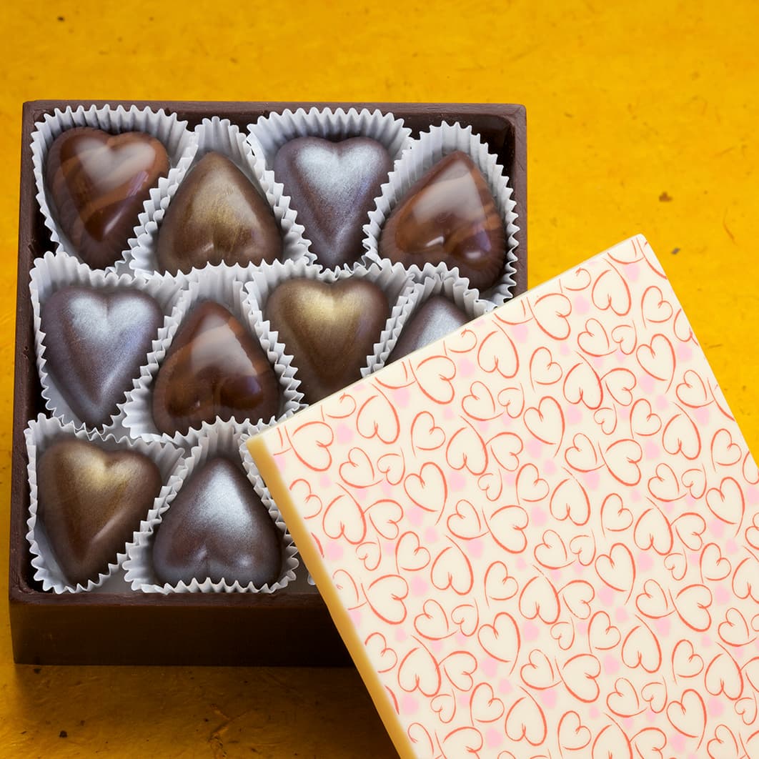 Charles Chocolate (en Florida) tiene esta caja de corazones de chocolate rellenos de sabores como frambuesa, fruta de la pasión y mojito. La caja también es comestible. Valentine's Day Heart Collection Edible Box, $65 USD, charleschocolates.com