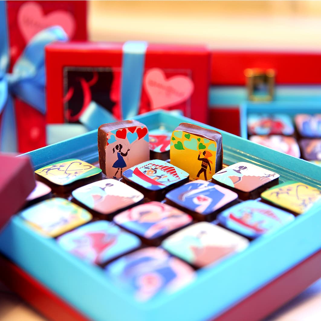 Marie Belle, en Nueva York, lanzó esta caja con bombones rellenos de caramelo con chocolate, con flor de sal y espresso italiano, y decorados con escenas románticas. Valentine's Love Bubbles Box, $35USD, maribelle.com