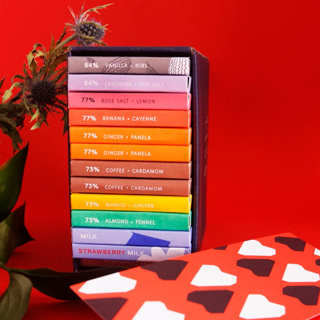 Antidote en Brooklyn te da 10 barras de chocolate de sabores en exquisitas combinaciones, como café con cardamomo y lavanda con sal roja. Las dos barras extras son para los fans del chocolate con leche. Spread Love 12 bars, $77 USD, antidotechoco.com