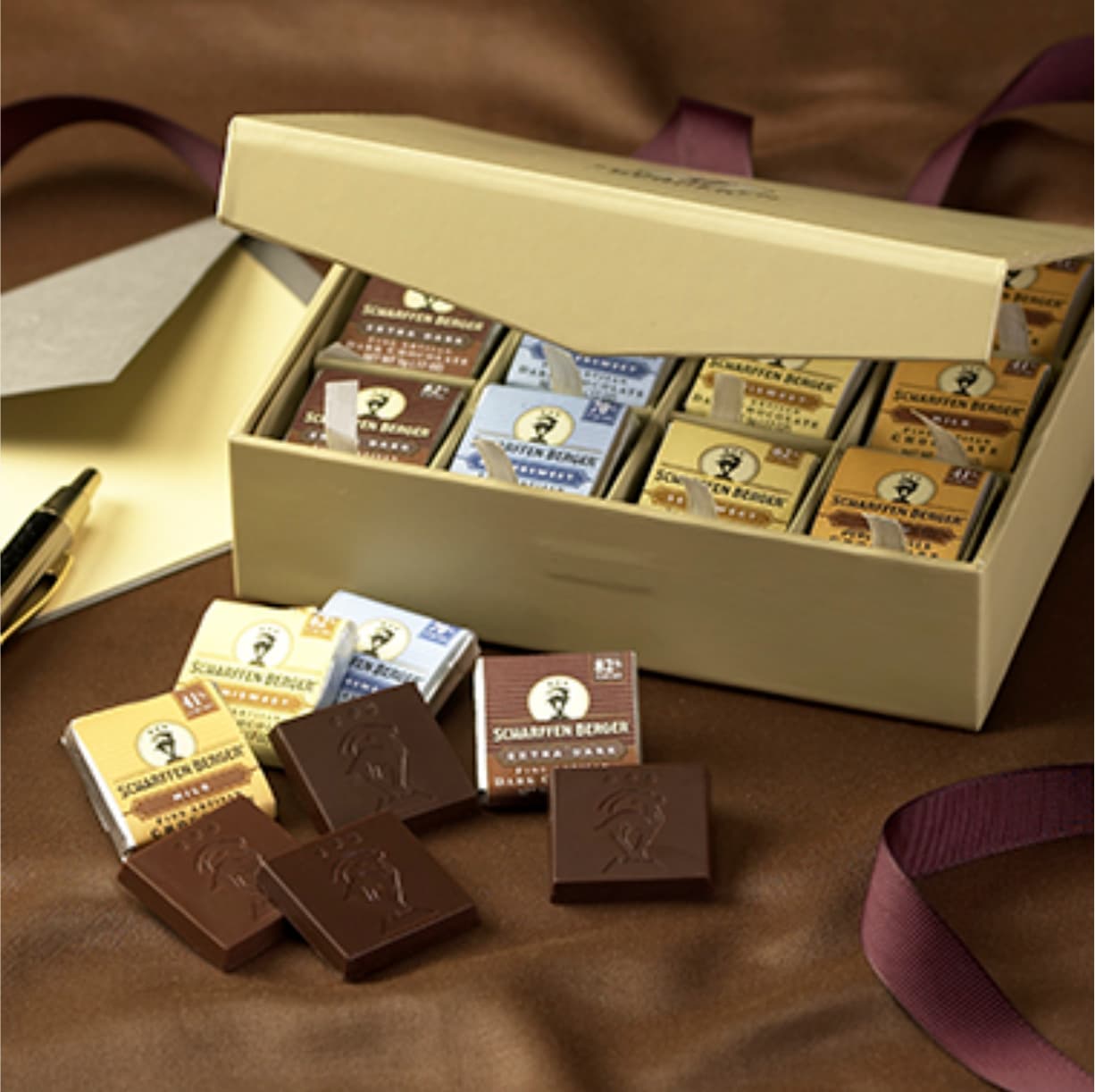 Scharffen Berger (en San Francisco) fabricó esta caja de degustación de chocolates para acompañar con vino, café o quesos. Cada una contiene 32 ó 48 piezas. Tasting Square Box, desde $24.99, scharffenberger.com