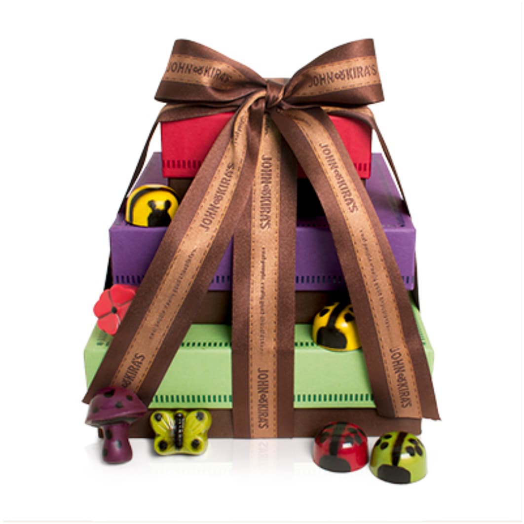 John and Kira's (en Filadelfia) diseñó esta torre de tres niveles: la base contiene 16 mariquitas; el piso central consta de 9 piezas del bosque encantado (con chocolates en forma de hongos, flores y mariposas); y el superior, compuesto por 4 abejas de caramelo de miel salado. The Enchanted Forest Tower, $84.50 USD, johnandkiras.com