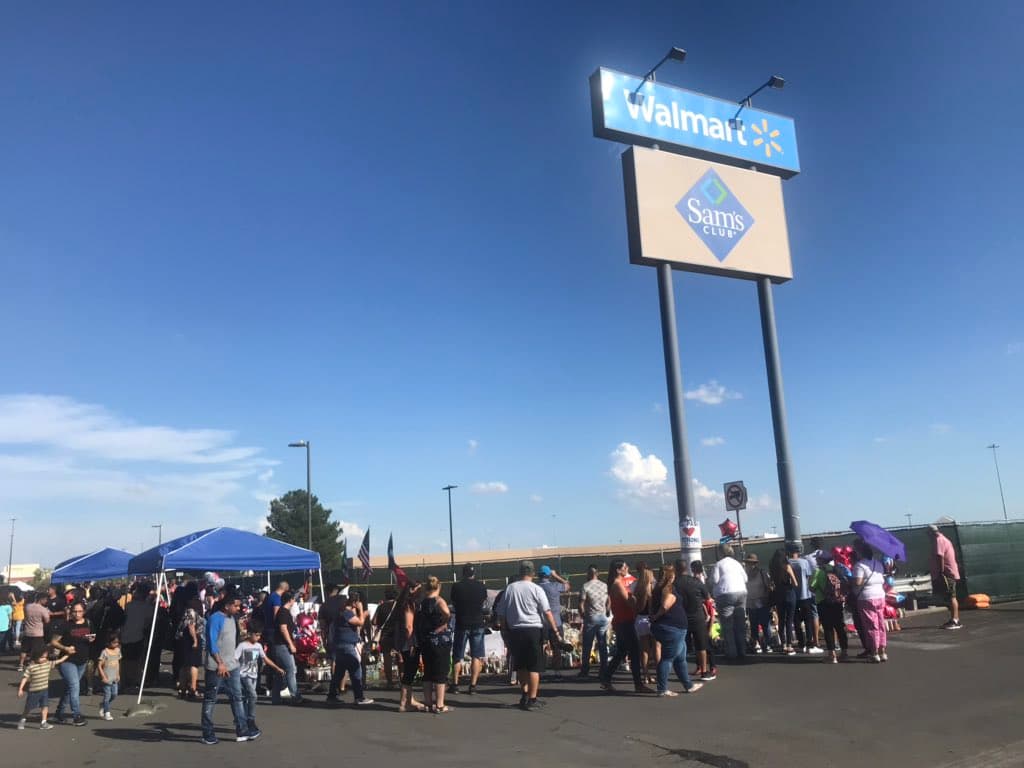 El Walmart de Cielo Vista Mall, en El Paso, el sábado 10 de agosto de 2019, a una semana del ataque. Varios de los altares improvisados continuaban en la escena. El Walmart abrió de nuevo sus puertas hasta noviembre del año pasado.