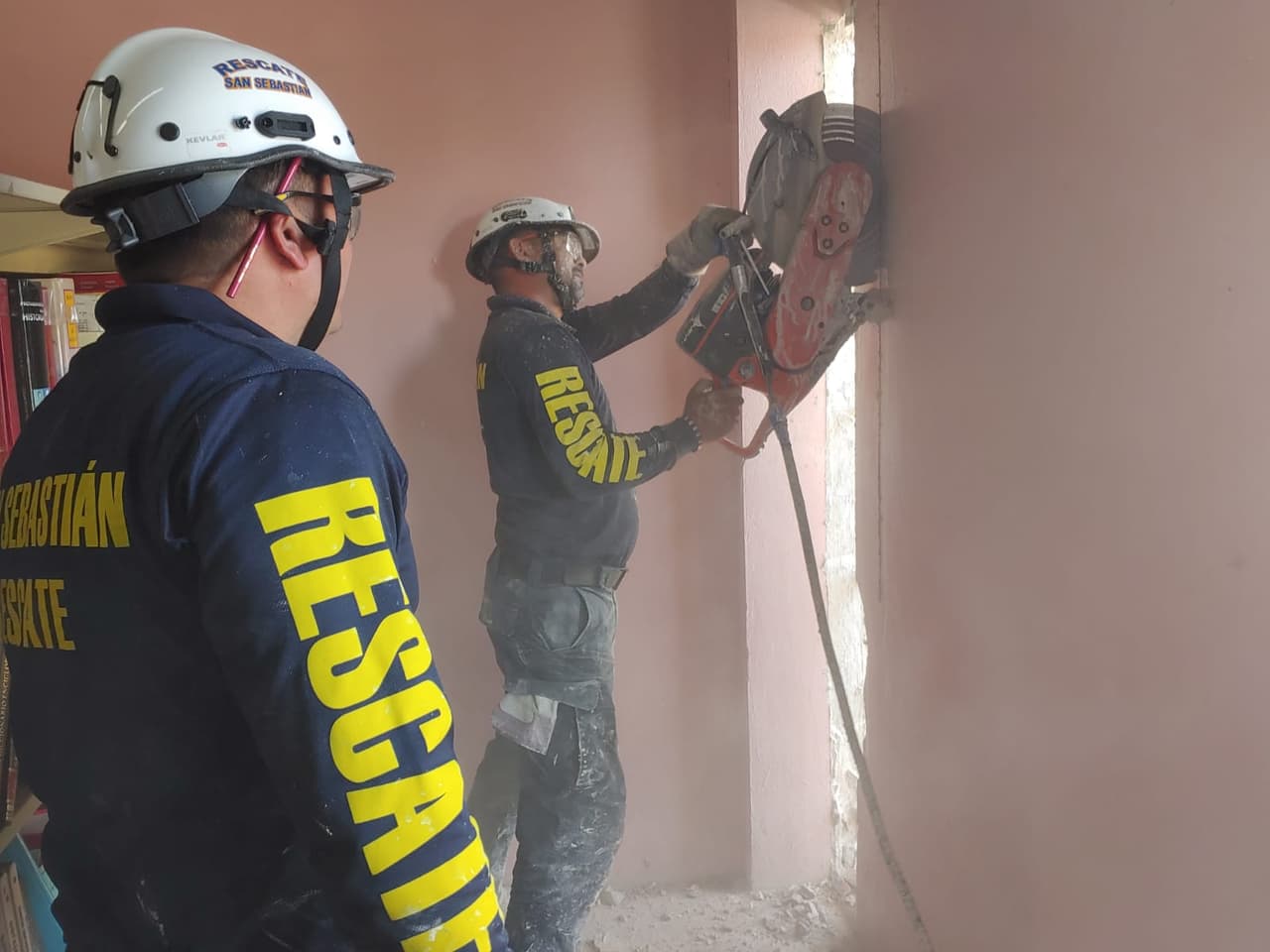 "Estamos aquí todos unidos para echar esto para adelante para que la preocupación de todos los padres se vaya", dijo el padre voluntario José Latorre.