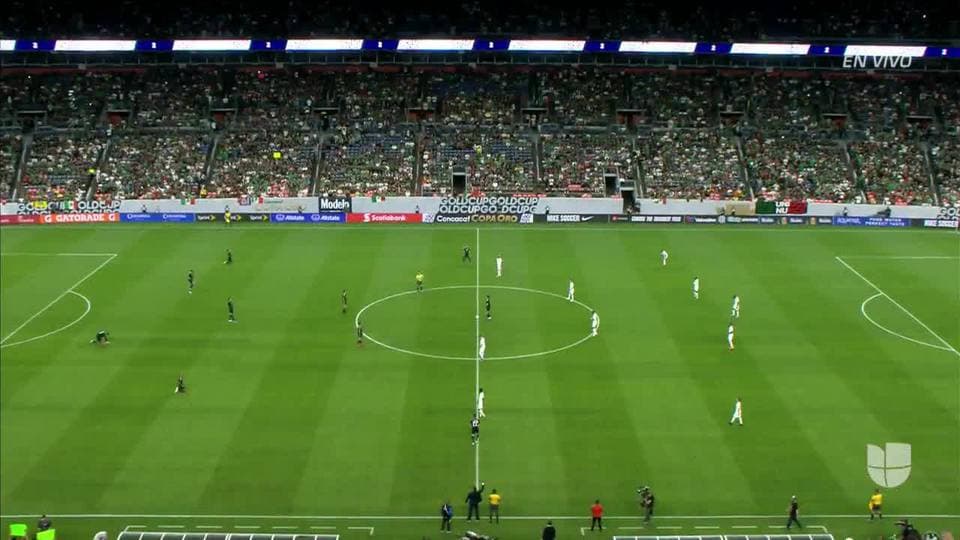 Arranca el partido y la pelota está en juego.