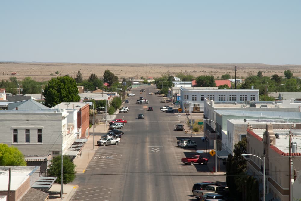 Marfa, Texas, fue fundada en la década de 1880 como una parada de ferrocarriles para abastecerse de agua en sus trayectos. El campo militar de Marfa sirvió para entrenar miles de pilotos durante la Segunda Guerra Mundial, antes de cerrar en 1945. La base también ha sido usada para experimentar con armas químicas por batallones militares.