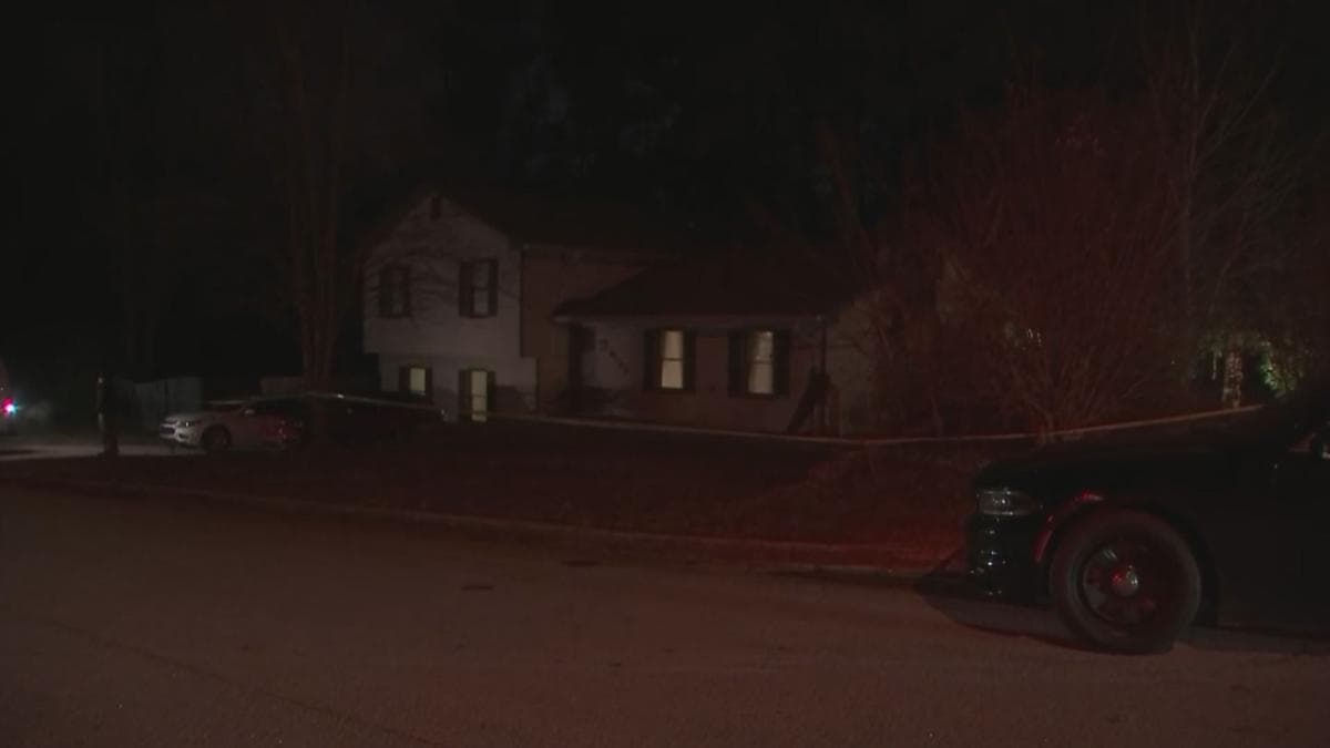 Los cuerpos fueron encontrados en una vivienda ubicada en la cuadra 4100 de Sweetwater Lane en Conyers, 
<b><a href="https://www.cbs46.com/news/people-found-dead-during-welfare-check/article_67406b90-1574-11ea-9ebe-6b332315ee5a.html" target="_blank">informó CBS 46, socio editorial de Noticias 34 Atlanta</a></b>.