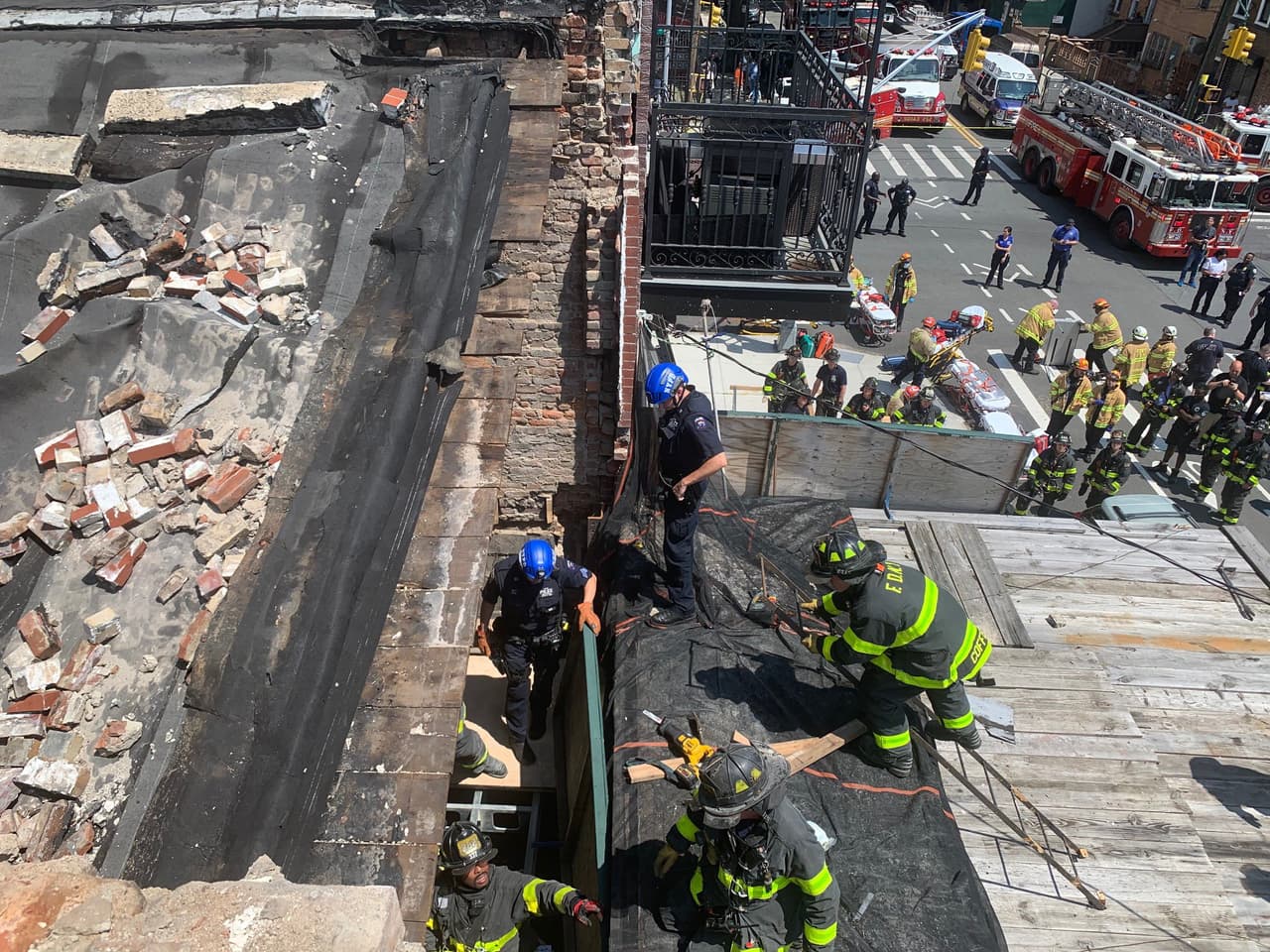 Dos trabajadores de la construcción fueron trasladados al hospital en condición grave después que una obra colapsara en Brooklyn, informó el Departamento de Bomberos de Nueva York.