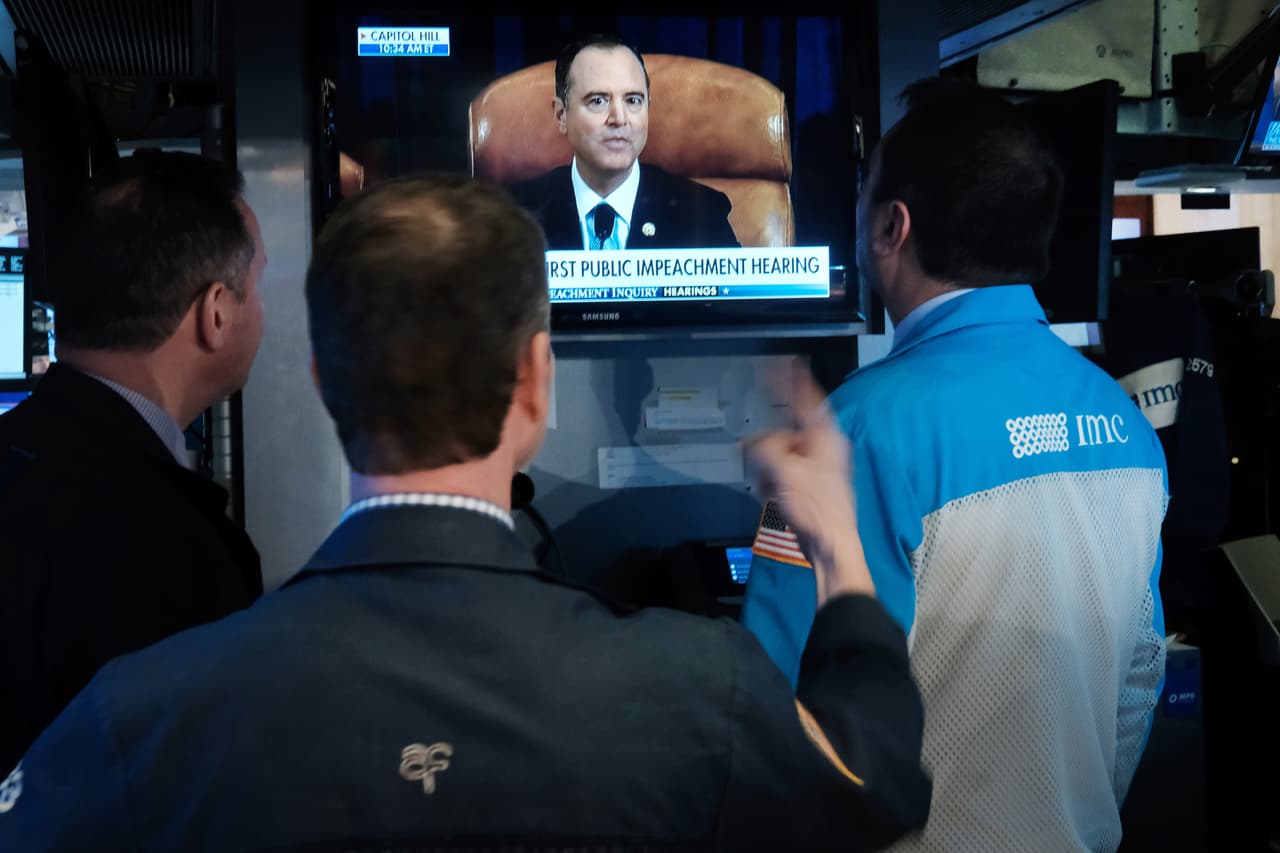 Trabajadores de la Bolsa de valores de Nueva York (NYSE) miran el comienzo de la fase pública de la investigación del 'impeachment' a Donald Trump. En todo el país los estadounidenses están sintonizando los procedimientos, un proceso que podría sacar del cargo al presidente.