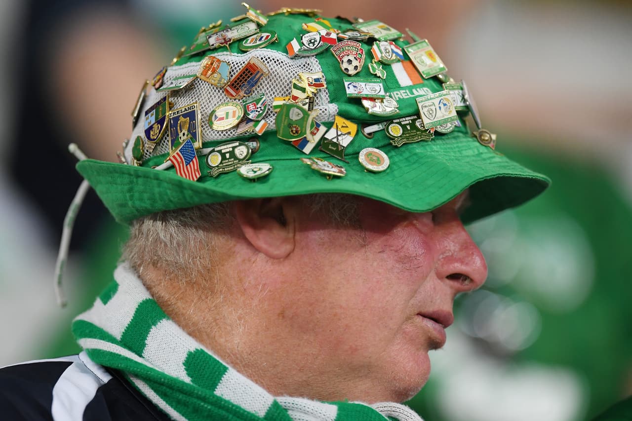 Unos cuantos pins y souvenirs los de este seguidor irlandés.