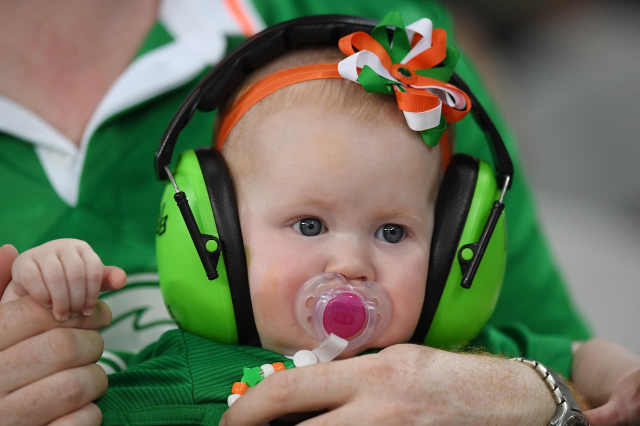 La bebé no se perdió el duelo ante Italia y acompañó a sus padres.