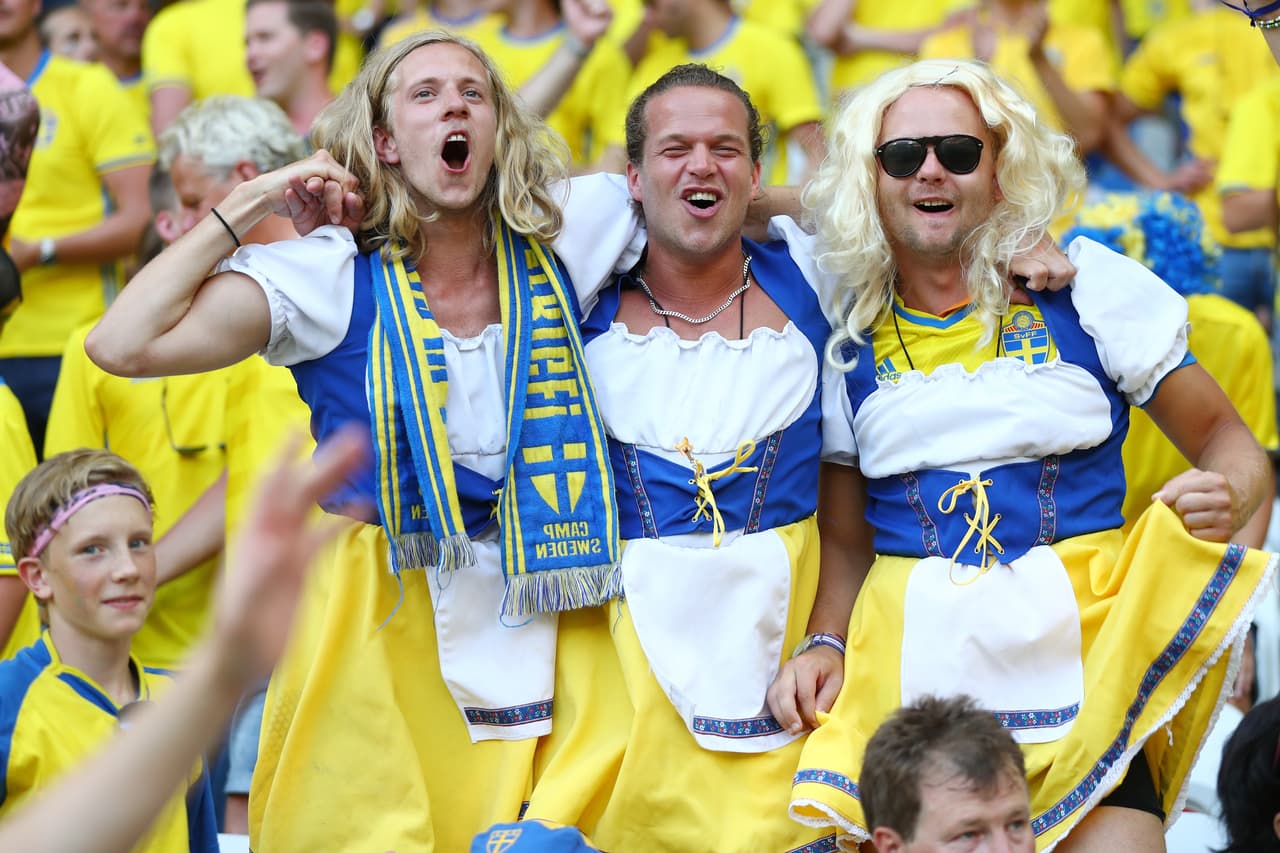 No faltaron las 'bellas' seguidoras suecas en las tribunas.