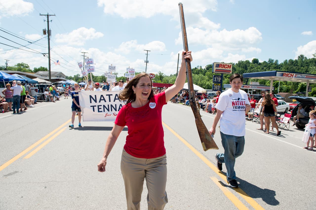 <b>Puesto 14. Virginia Occidental</b>
<br>
<ul>
 <li>Tasa de verificación de antecedentes de armas de fuego de enero a junio de 2021: 83.4 por cada 1,000 personas</li>
 <li>Verificaciones de antecedentes de armas de fuego hasta junio de 2021: 119,600. </li>
 <li>Total de verificaciones de antecedentes de armas de fuego en 2020: 265,700.</li>
 <li>Total de verificaciones de antecedentes de armas de fuego en 2019: 206,200.</li>
 <li>Cambio de 2019 a 2020: +28.9%. </li>
</ul>Muertes por arma de fuego en 2019: 16 por cada 100.000 habitantes. 
<br>
<br>Según el diario neoyorquino, aproximadamente una quinta parte de todos los estadounidenses que compraron armas el año pasado lo hicieron por primera vez. 
<br>