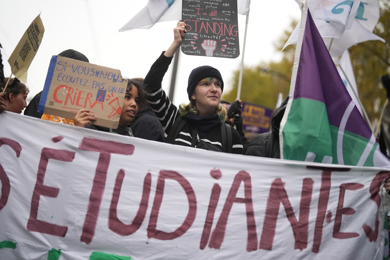 Estudiantes marchan tras una pancarta que dice en francés "estudiantes" durante una manifestación en París el 24 de octubre de 2026.