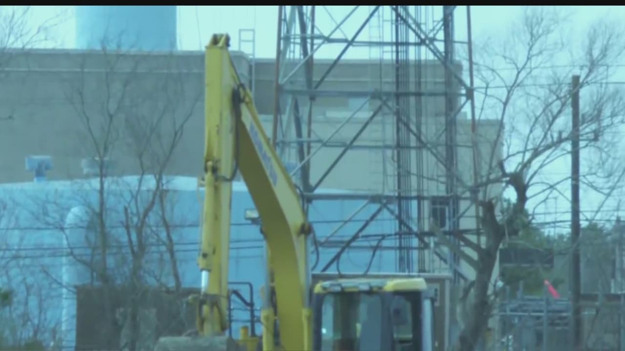Rescatan a operador de una excavadora tras quedar atrapado en tendido eléctrico de Houston
