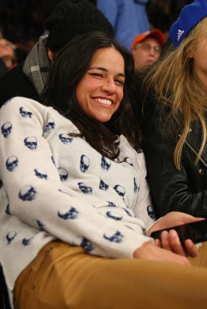 La estrella de cine acudió al encuentro entre los Knicks y Pistons en el Madison Square Garden muy tomada y haciéndo escándalo junto a Cara Delevigne. Mira aquí los videos más chismosos.