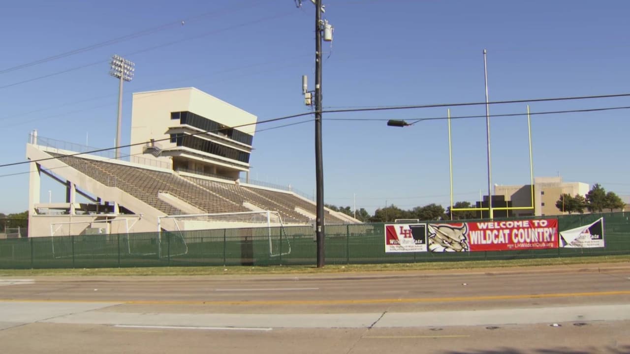 Joven esquiva los detectores de metales y mete un arma a un partido en Lake Highlands