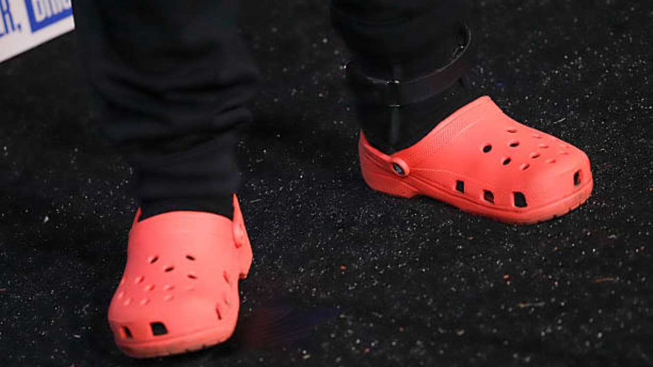 ¿Prohíben crocs y pijamas en el aeropuerto de Tampa? Esto dice la norma oficial