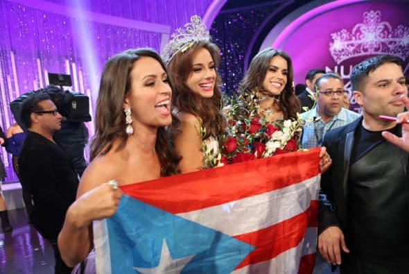 La boricua se despide de su reinado, pero para que no la olvides, aquí puedes revivir foto a foto todo lo que pasó el día que se coronó como Nuestra Belleza Latina 2014.
