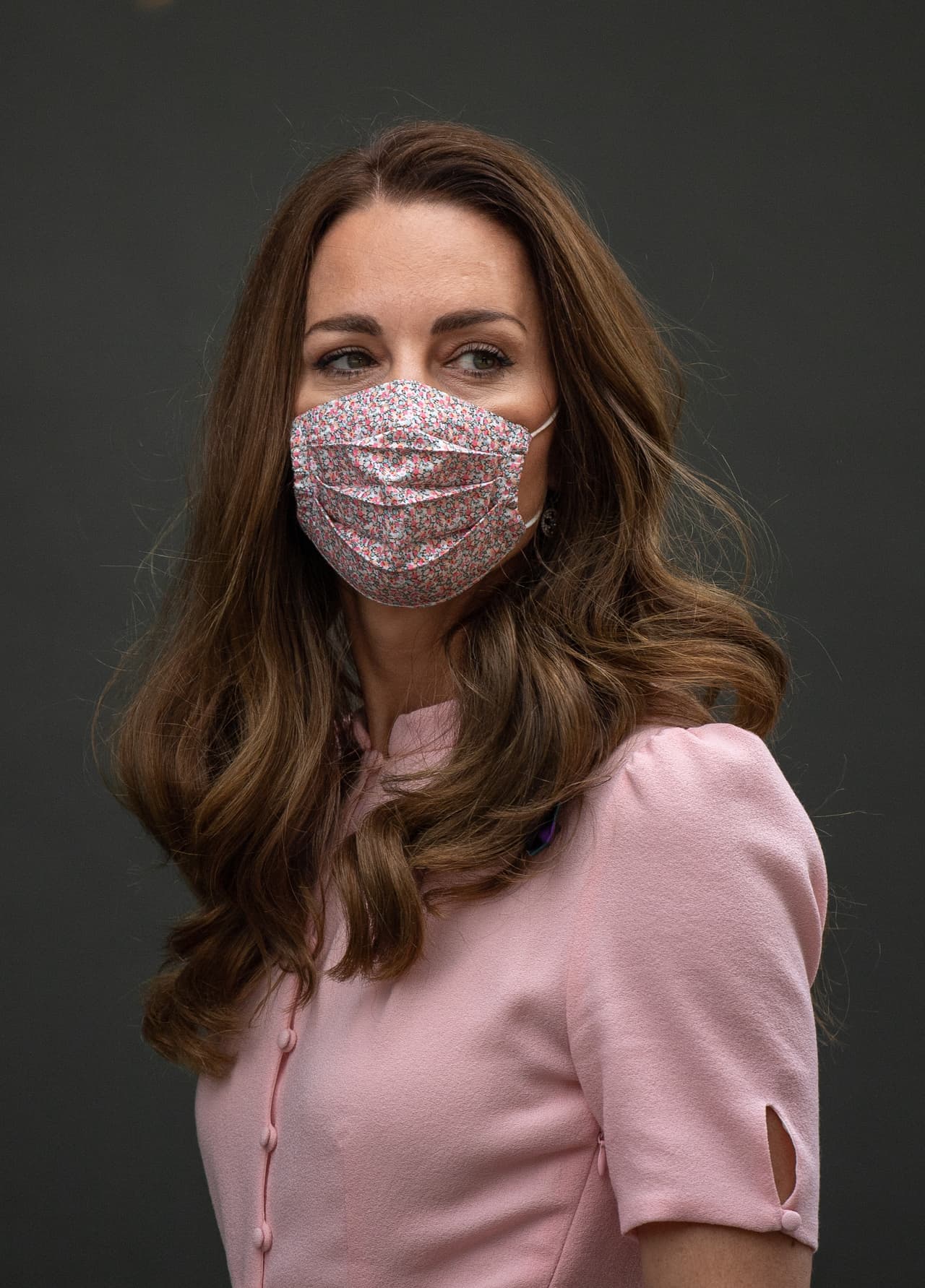 Por la noche 
<b><a href="https://www.univision.com/famosos/principe-george-roba-show-inglaterra-euro-2020-fotos" target="_blank">asistió al Estadio de Wembley</a></b> para ver la final de la Euro de futbol que disputó Inglaterra en contra de Italia.