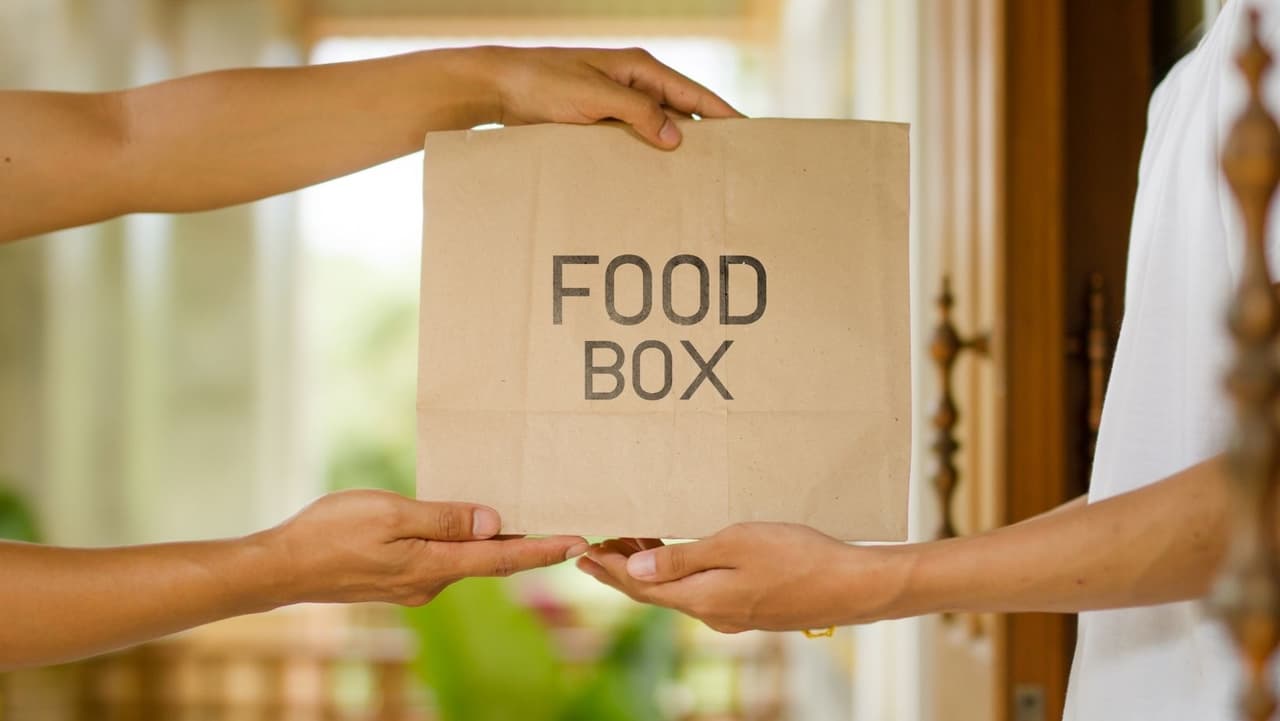 <b><a href="https://www.agriculture.pa.gov/Food/food_assistance/Commodity%20Supplemental%20Food%20Program/Pages/default.aspx?fbclid=IwAR2XO5Uh-6YnGFoPnfbCz7xmbI9dzL9syQ-lI0dxYFipwlNBwsNvoDuAyvw" target="_blank">Senior Food Box Program</a> : </b>Las cajas de alimentos para adultos mayores 
<b>no proporcionan una dieta completa</b>, sino que son buenas fuentes de los nutrientes que normalmente faltan en las dietas de los estadounidenses mayores. Entre los tipos de alimentos incluidos en las cajas de alimentos se encuentran: 
<b>leche líquida descremada en polvo y no perecedera, jugo, avena, cereal listo para comer, arroz, pasta, frijoles secos, mantequilla de maní, carne enlatada, aves o pescado y frutas y verduras enlatadas</b>.
<br>
<br>