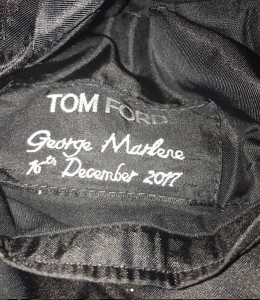 El traje es del diseñador Tom Ford y fue hecho exclusivamente para George, por lo que en la etiqueta trae bordado su nombre y la fecha del enlace matrimonial.