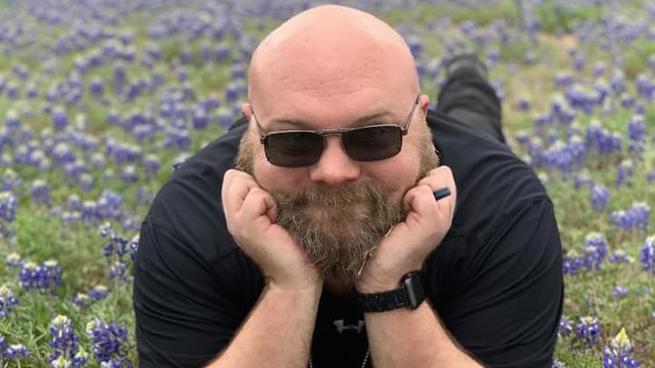 "Para celebrar el primer día de la primavera, el capitan Decker y algunos de sus compañeros, encontraron Bluebonnets cerca de la alcaldía y no pudieron resistirse a la sesión fotográfica. Al capitán Decker se le pidió una pose y descubrimos que era una mala idea", se lee en un tuit de la policía 
<a href="https://twitter.com/GraniteShoalsPD"><b>Granite Shoals.</b></a>