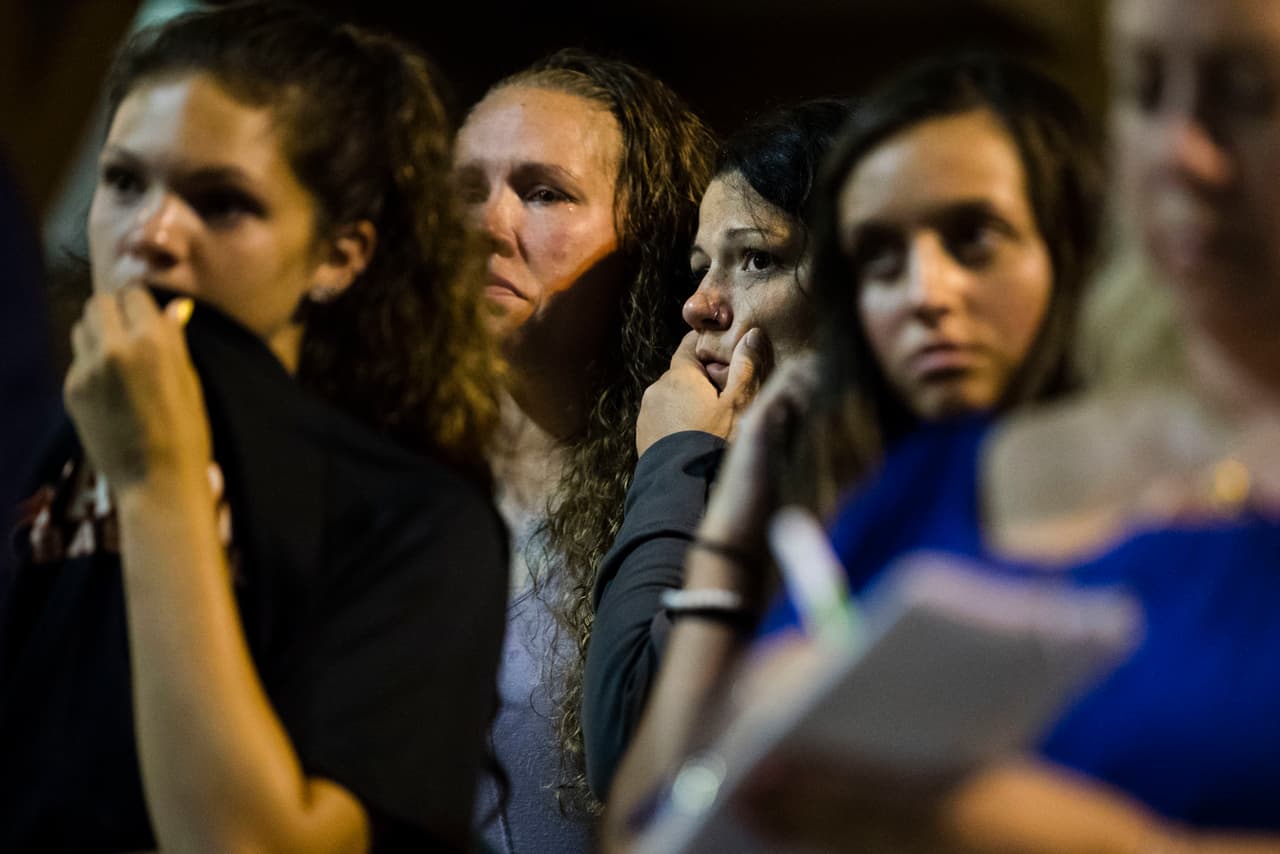 El hallazgo de la fosa ha impactado a la comunidad que, incrédula, se acercó a la rueda de prensa del fiscal para informarse de primera mano de lo ocurrido.