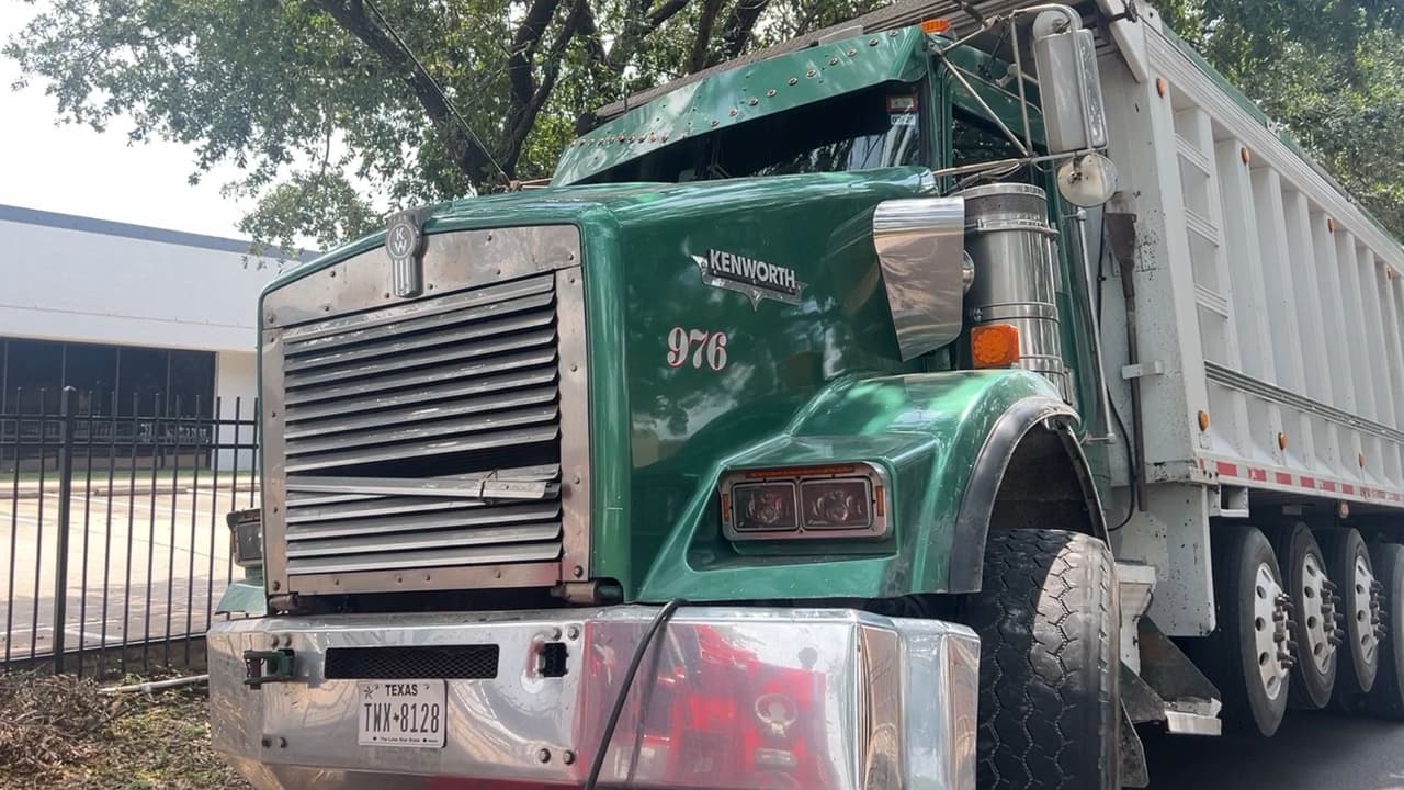 Al menos tres personas resultan heridas tras el choque entre un tren METRORail y un camión de carga