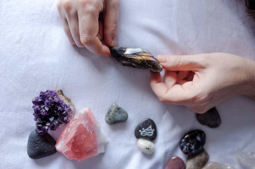 <b>CAPRICORNIO</b>
<br>Los cristales te ayudarán a encontrar amor, dinero y prosperidad. Utiliza joyería con cristales para que todo lo bueno se refleje en ti este 2023.