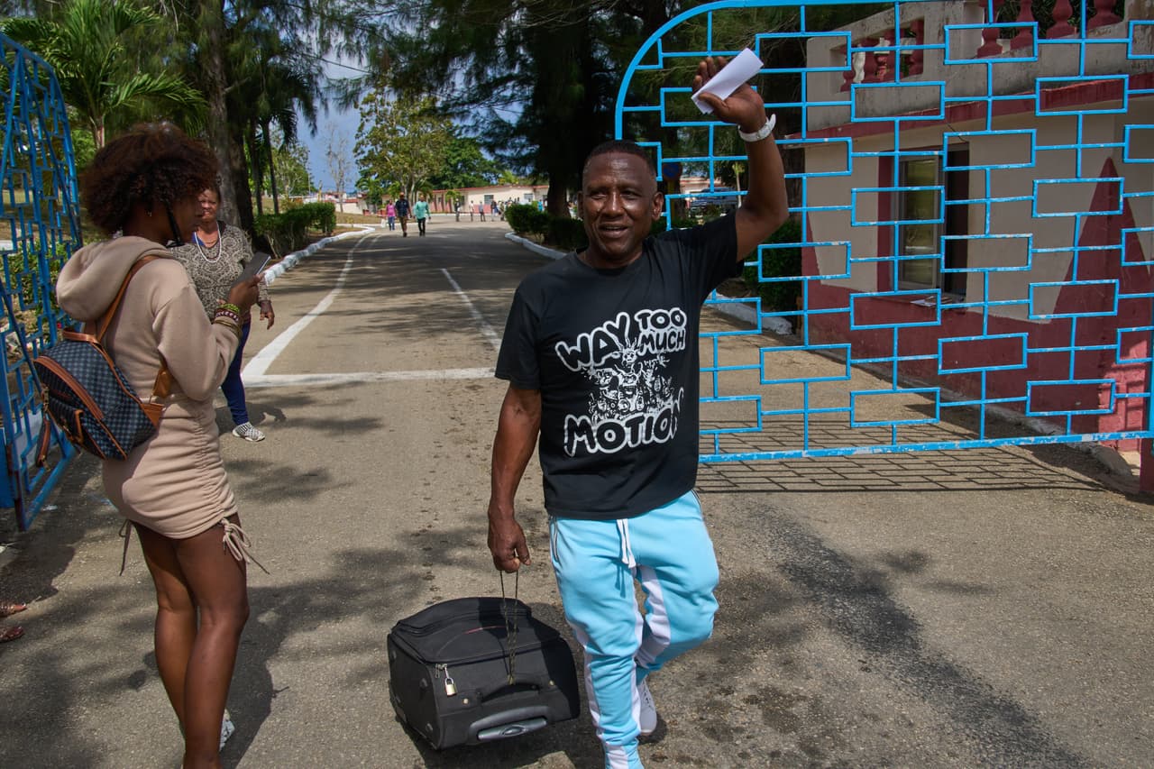 De acuerdo con el informe más reciente de la organización no gubernamental, 
<b>Prisoners Defenders</b>, la cifra de prisioneros políticos en la isla asciende a 
<b>1,214</b> al cierre de marzo de 2026. La cifra representa un máximo histórico tras la represión de protestas de los últimos años, como las históricas del 11 de julio.