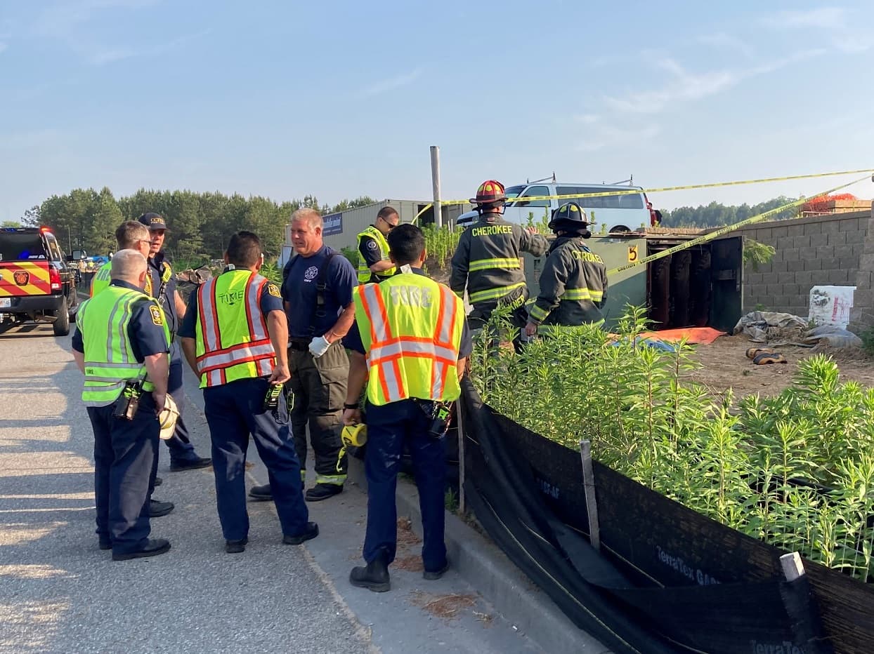 Dos trabajadores de la construcción resultaron con quemaduras graves luego de sufrir una descarga eléctrica mientras trabajaban en una nueva obra del Holiday Inn que se construye en Reinhardt College Parkway en Canton.