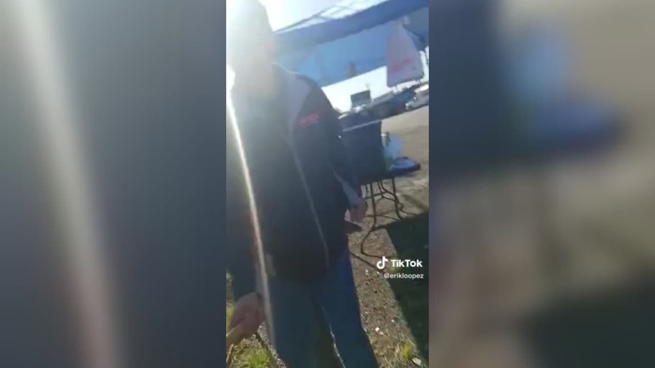 En el minuto 1:31 se ve que Ho se abalanza contra el vendedor ambulante y le pega con el bate.
<br>