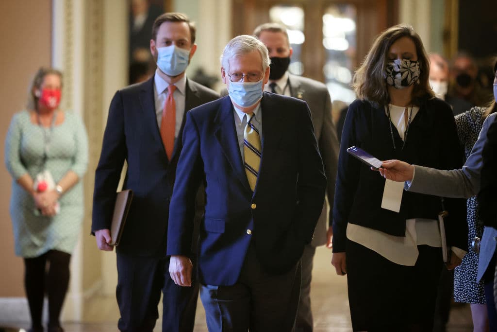 57 votos y la condena (solo moral) del líder republicano del Senado: lo que dejó el segundo juicio político a Trump