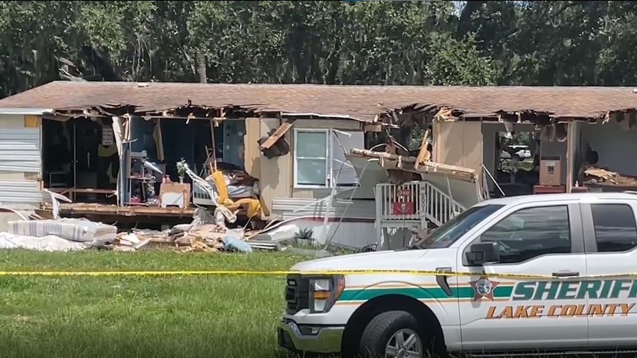 “Te metiste con la chica equivocada”: destruyen casa móvil con maquinaria por aparente venganza