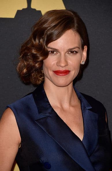 También la actriz Hilary Swank, ganadora de 2 premios "scar, Globo de Oro y un SAG.