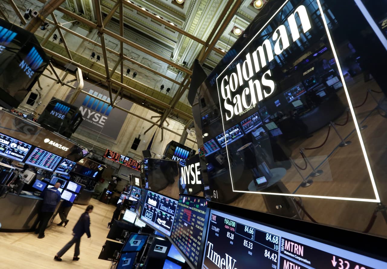 <h3 class="cms-H3-H3">Goldman Sachs</h3>
<br>
<br>La compañía le dijo al diario que congelará sus donaciones para comenzar un exhaustivo proceso de evaluación y determinar cómo actuaron sus beneficiarios durante los violentos hechos en el Capitolio.