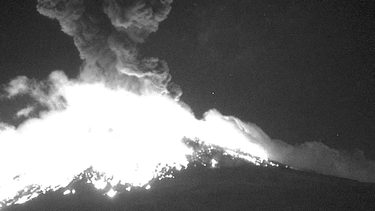 El Popocatépetl presenta una fuerte explosión y lanza fragmentos incandescentes a 1.2 millas
