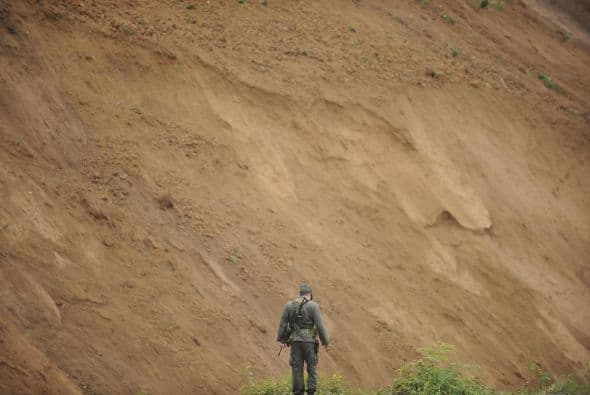 Desde el pasado sábado, la carretera estaba cerrada precisamente por el riesgo de que se produjeran aludes, pero la gente seguía transitando por la zona, a pesar de las advertencias de las autoridades.