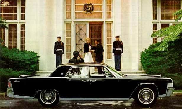 En versiones sedán y convertible de 4-puertas, el nuevo
<b> Continental</b> fue el único producto que Lincoln produjo durante los siguientes 6 años. En la imagen se ve un Continental de 1956 llegando a la Embajada de Venezuela en Washington DC.