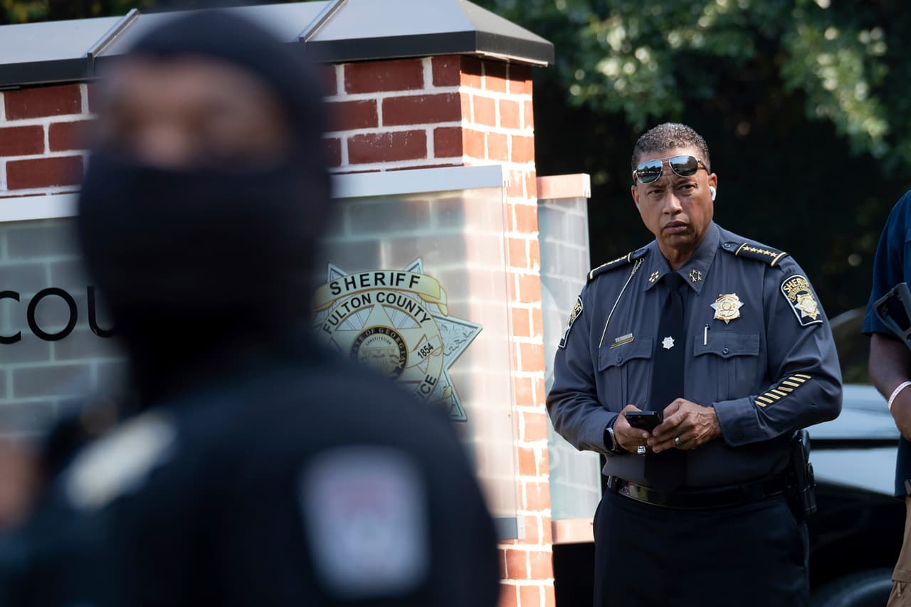 Debido a la alta presencia de personas en la zona, las autoridades reforzaran el perímetro de seguridad, cerrando la entrada al tráfico regular.
<br>