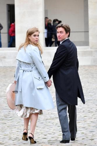 La posición de madrastra de la princesa Beatrice no se había visto en la familia real desde que 
<b><a href="https://www.univision.com/famosos/el-principe-carlos-y-camilla-parker-cumplen-15-anos-de-casados-pero-su-amor-prohibido-comenzo-mucho-antes-fotos" target="_blank">Camilla Parker Bowles se casó con el príncipe Carlos</a></b> en 2005. "Beatrice 
<b><a href="https://people.com/royals/princess-beatrice-hands-on-stepmom-edoardo-mapelli-mozzi-son/" target="_blank">es una madrastra maravillosa</a></b> y muy práctica", dijo una fuente de People en julio de 2020.